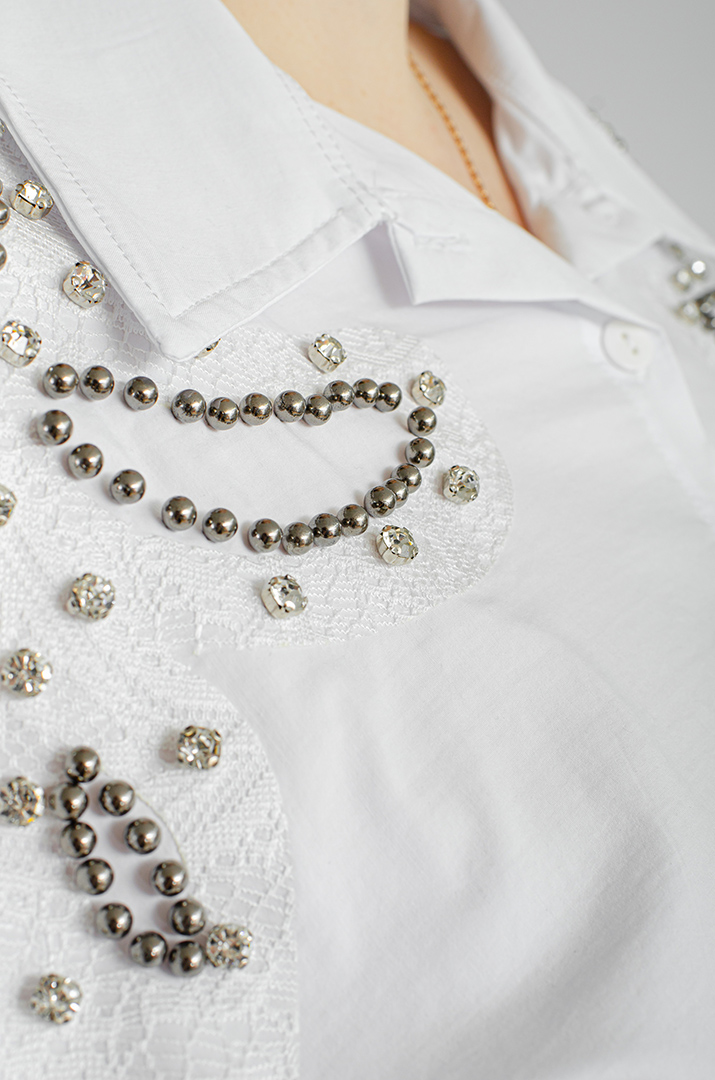 Блуза с декором из кружева и стразов больших размеров