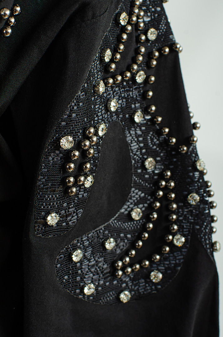 Блуза с декором из кружева и стразов больших размеров