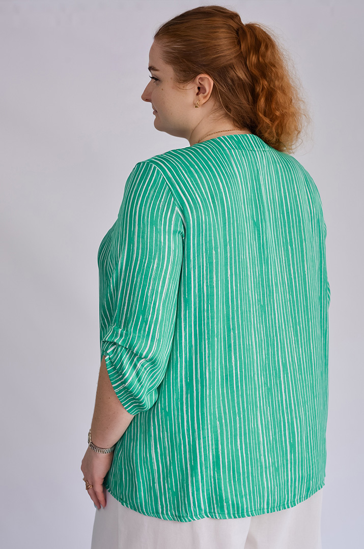 Зелена блуза в смужку з текстильним декором великих розмірів