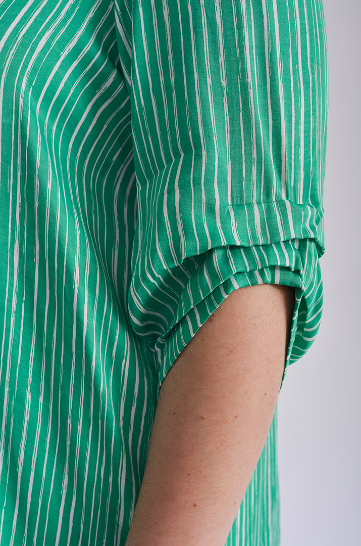 Зелена блуза в смужку з текстильним декором великих розмірів