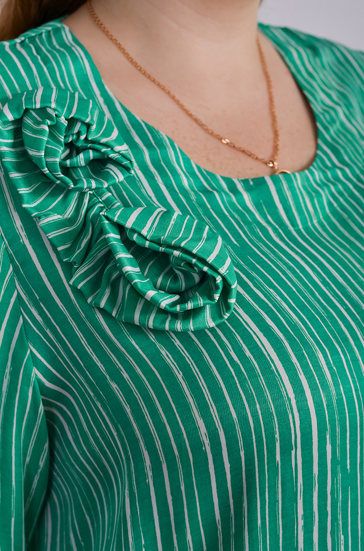 Зелена блуза в смужку з текстильним декором великих розмірів