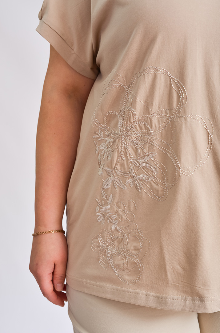 Блуза з мереживом і вишивкою великих розмірів