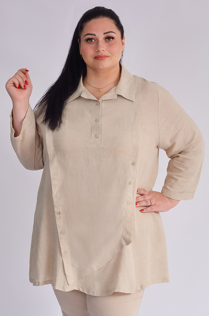 Блуза в бежевом оттенке с пуговицами больших размеров
