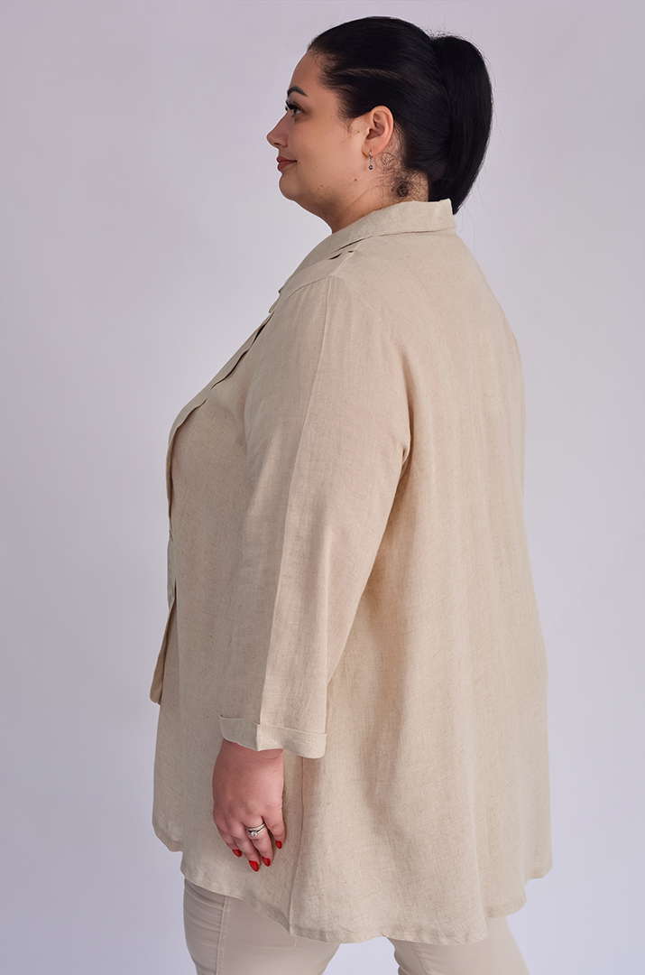 Блуза в бежевом оттенке с пуговицами больших размеров
