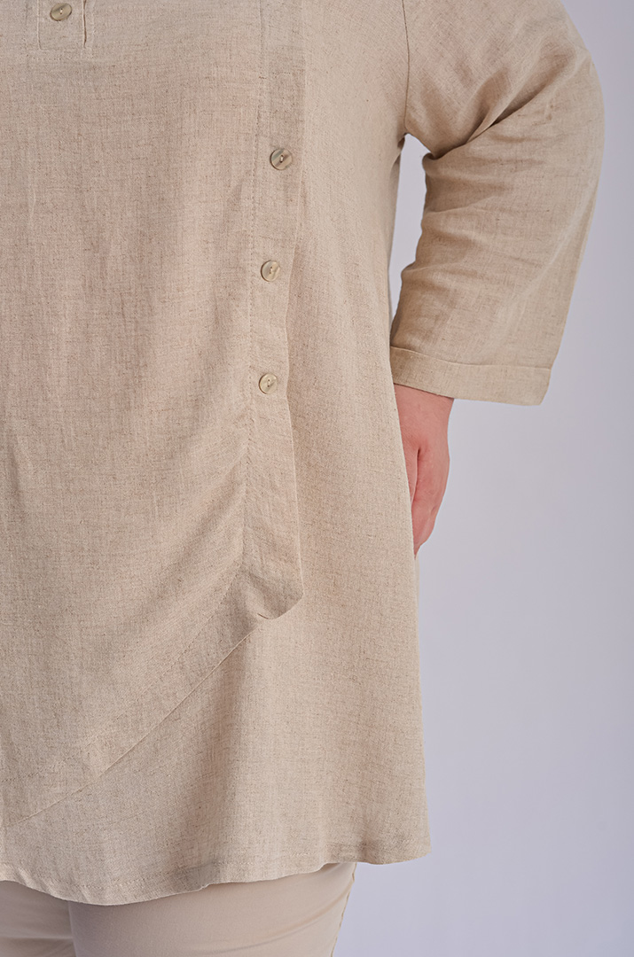 Блуза в бежевом оттенке с пуговицами больших размеров