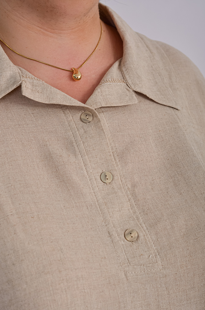 Блуза в бежевом оттенке с пуговицами больших размеров