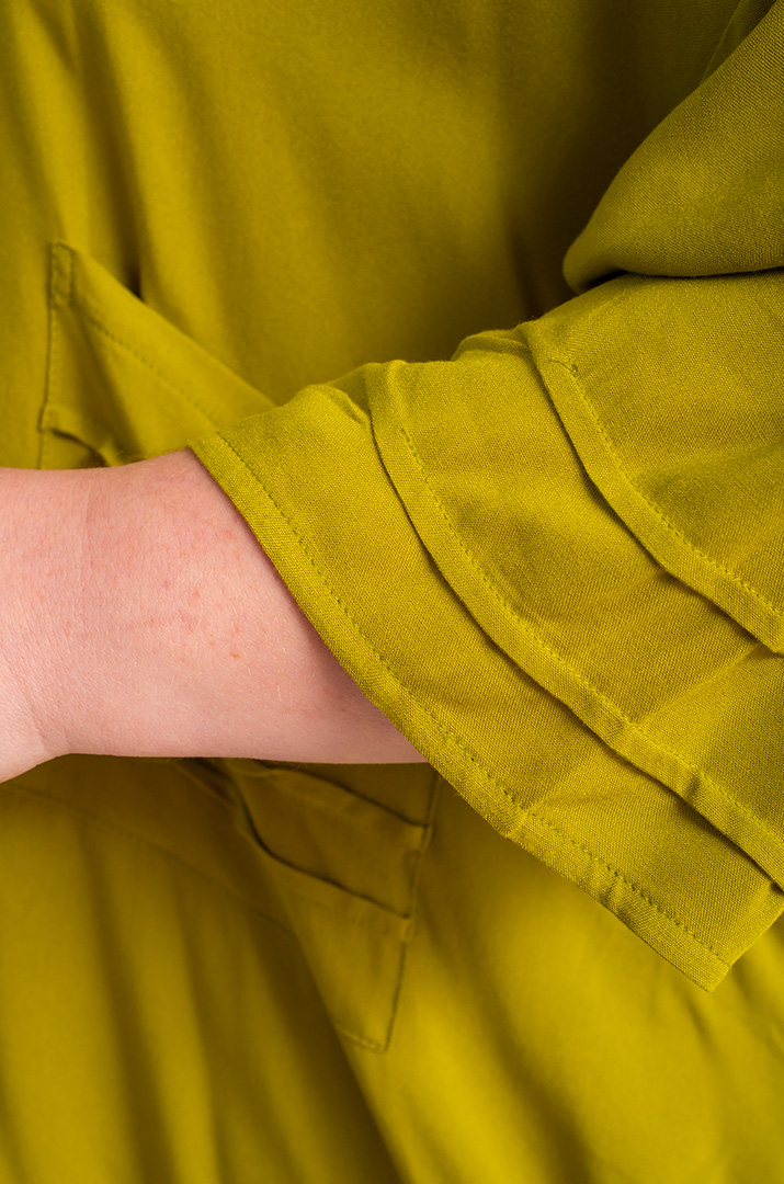 Блуза довга кольору оливка з кишенею великих розмірів