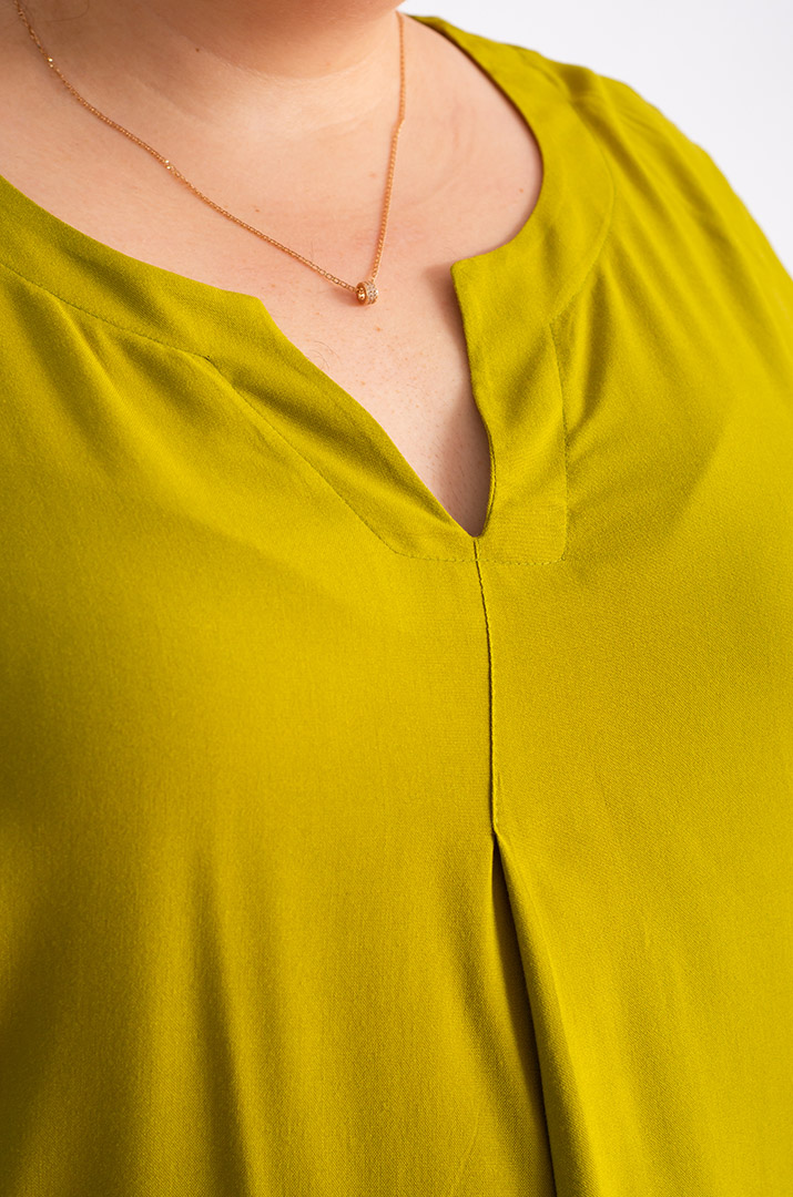 Блуза довга кольору оливка з кишенею великих розмірів