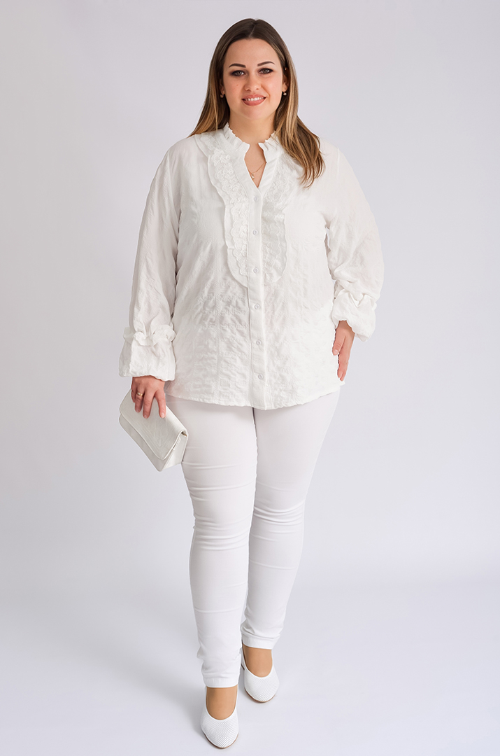 Блузка из жатки декорирована кружевом больших размеров