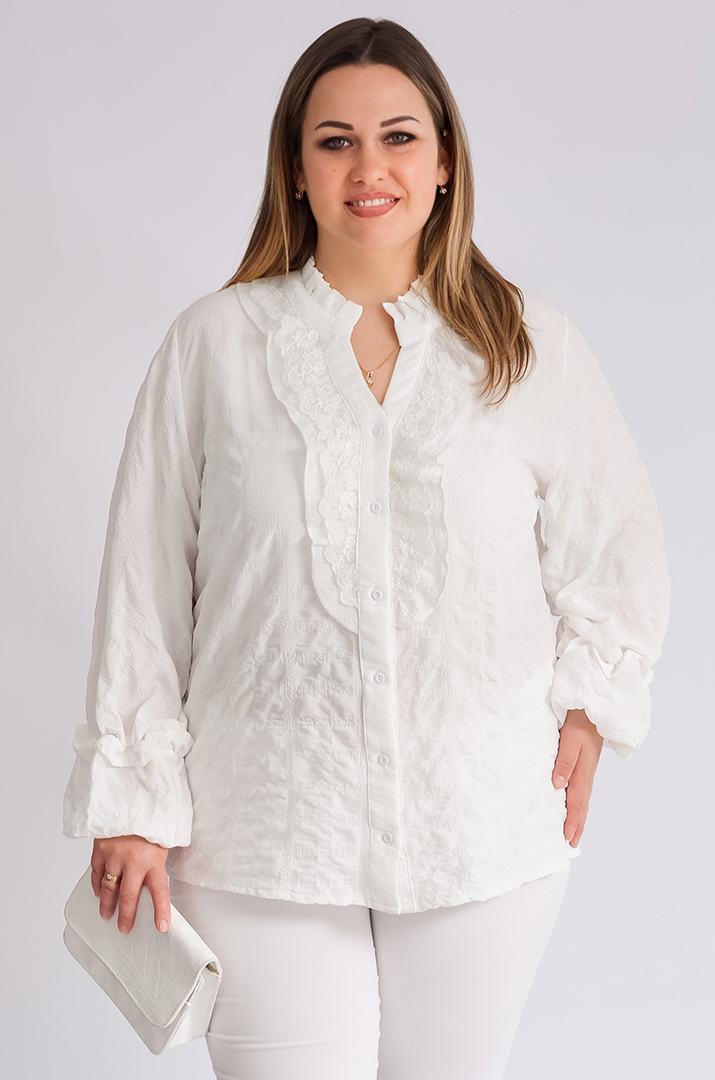 Блузка из жатки декорирована кружевом больших размеров