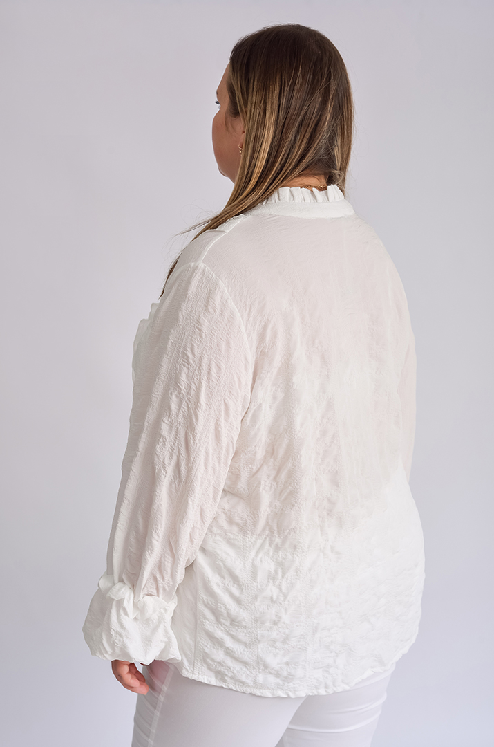 Блузка из жатки декорирована кружевом больших размеров