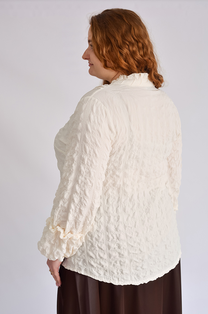 Блузка из жатки декорирована кружевом больших размеров