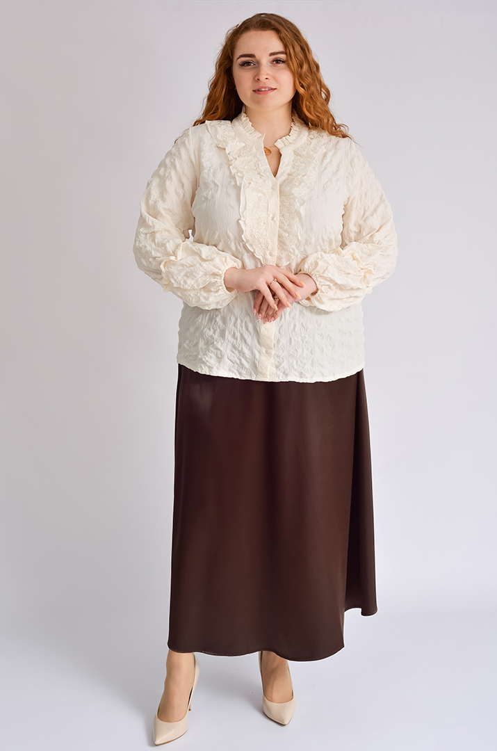 Блузка из жатки декорирована кружевом больших размеров