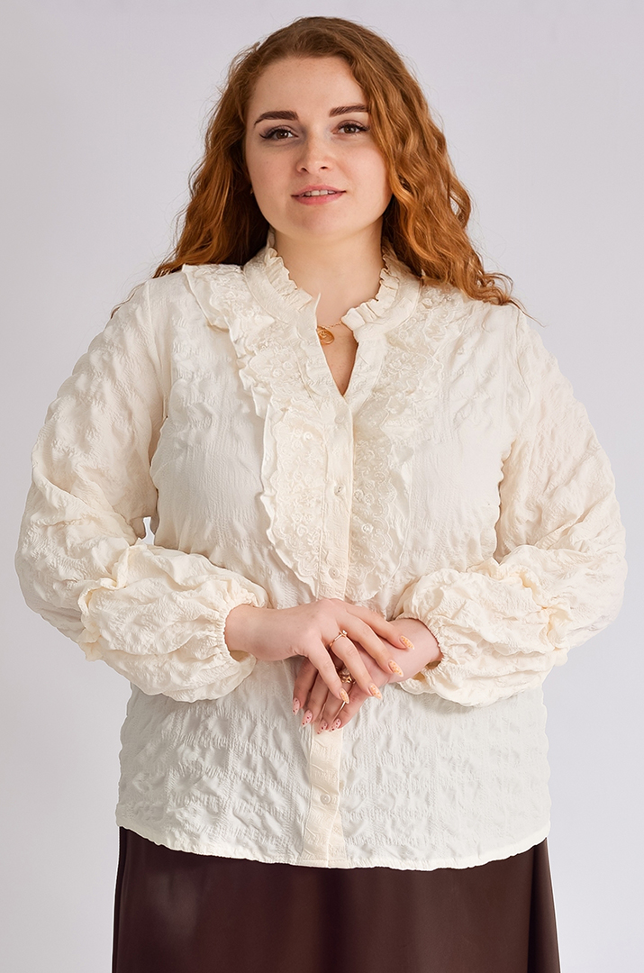 Блузка из жатки декорирована кружевом больших размеров