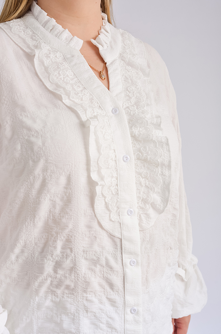 Блузка из жатки декорирована кружевом больших размеров