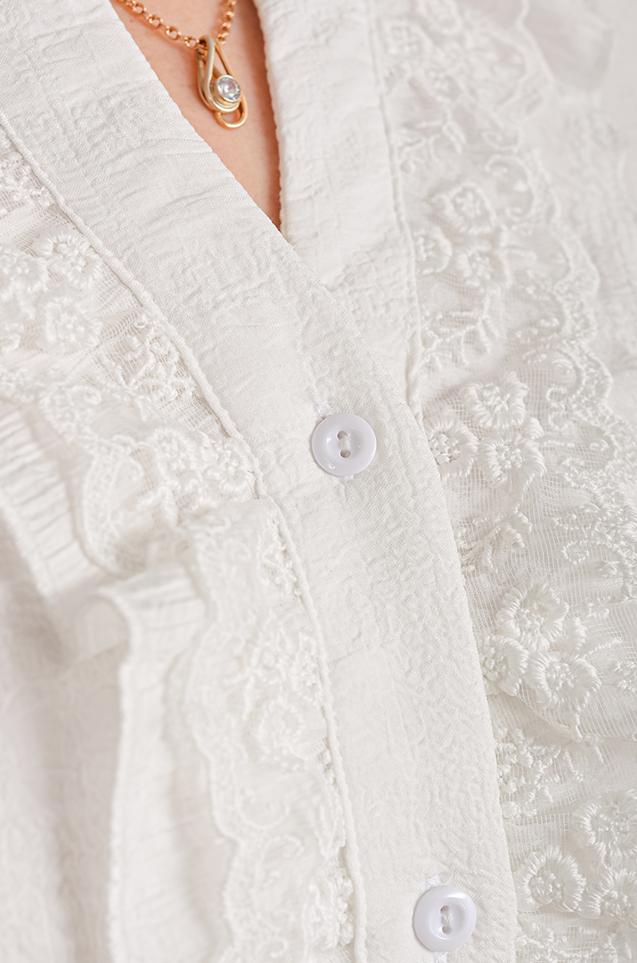 Блузка из жатки декорирована кружевом больших размеров