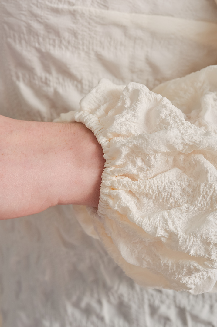 Блузка из жатки декорирована кружевом больших размеров