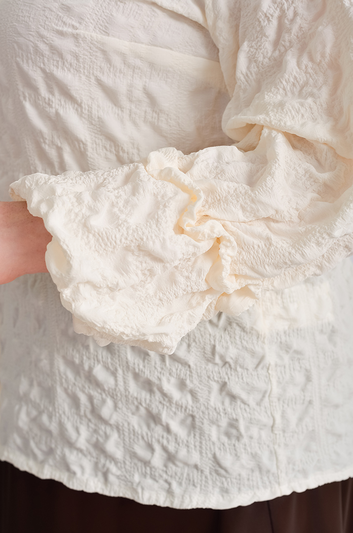 Блузка из жатки декорирована кружевом больших размеров