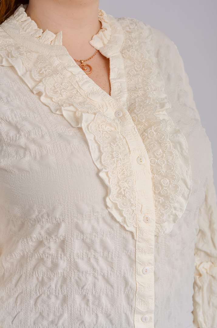 Блузка из жатки декорирована кружевом больших размеров
