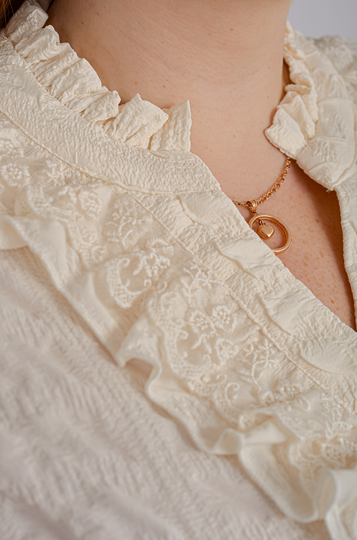 Блузка из жатки декорирована кружевом больших размеров