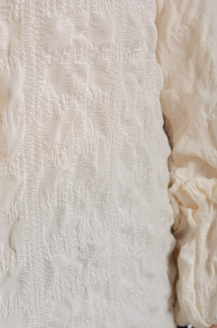 Блузка из жатки декорирована кружевом больших размеров