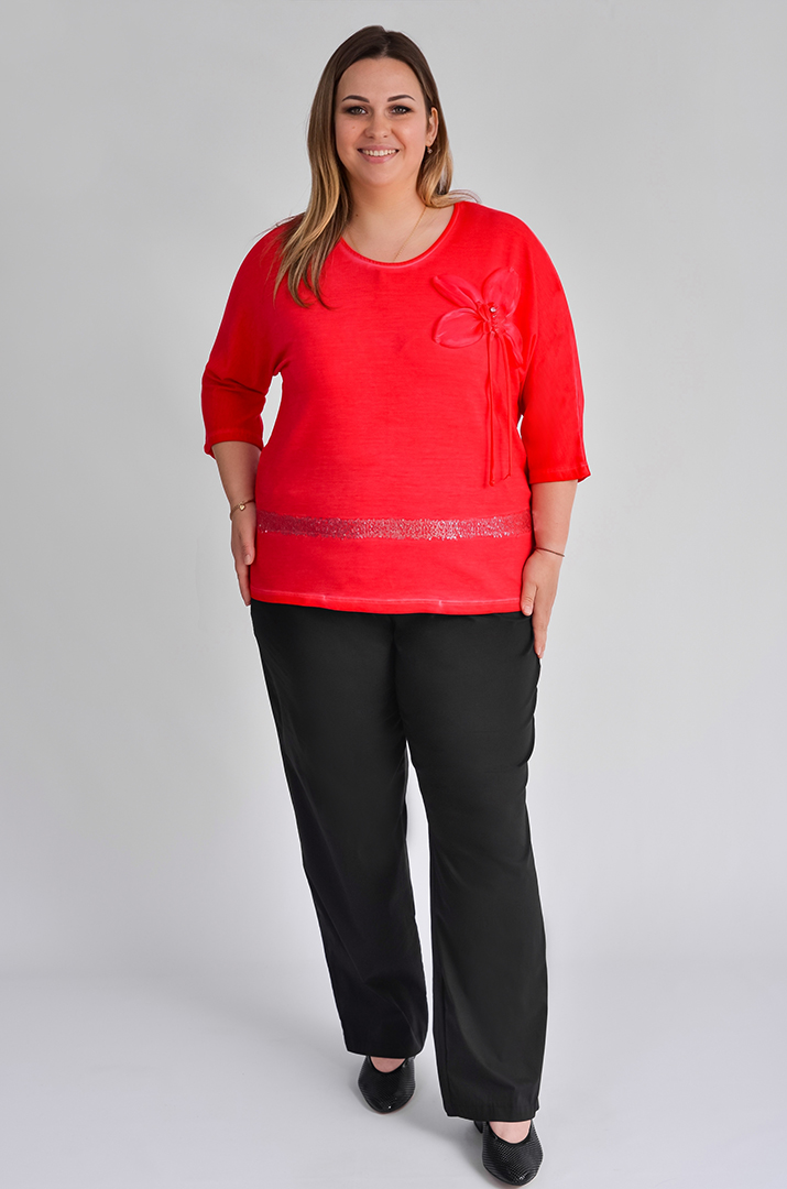 Червона блуза декорована квіткою та паєтками великих розмірів