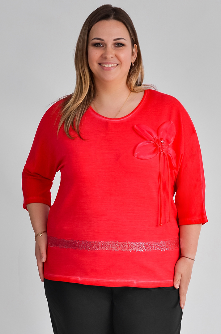 Червона блуза декорована квіткою та паєтками великих розмірів