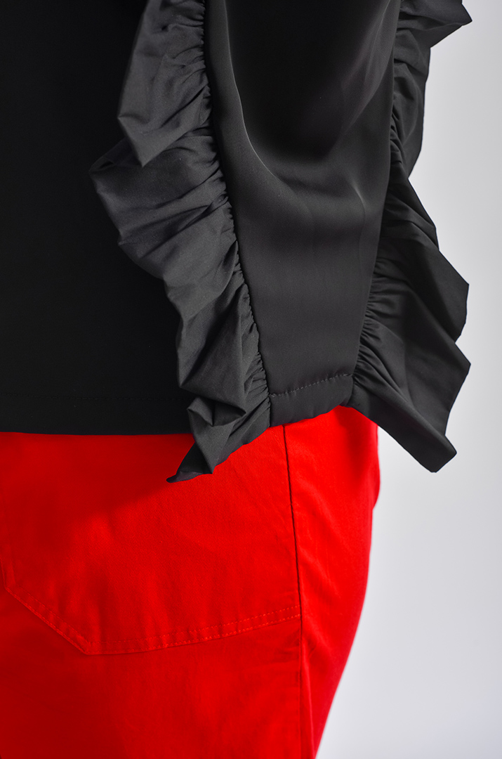 Чорна блуза з рюшами великих розмірів