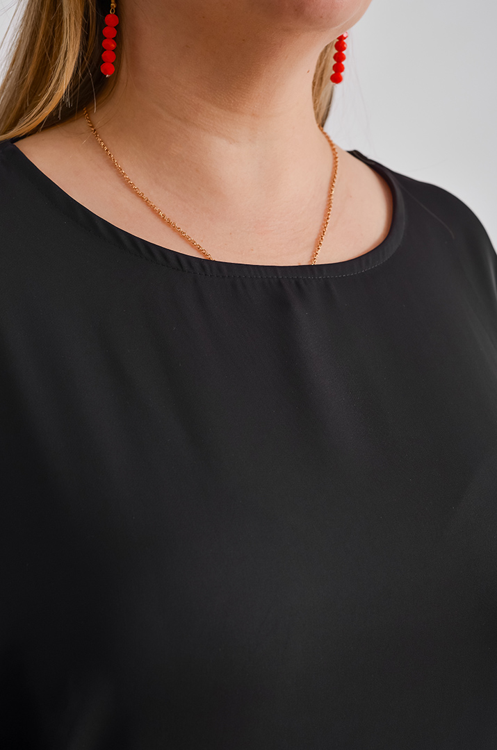 Чорна блуза з рюшами великих розмірів