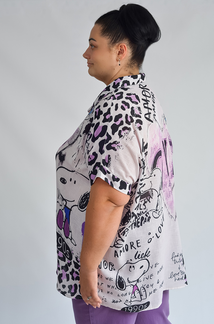 Блуза з яскравим арт-принтом та написами великих розмірів
