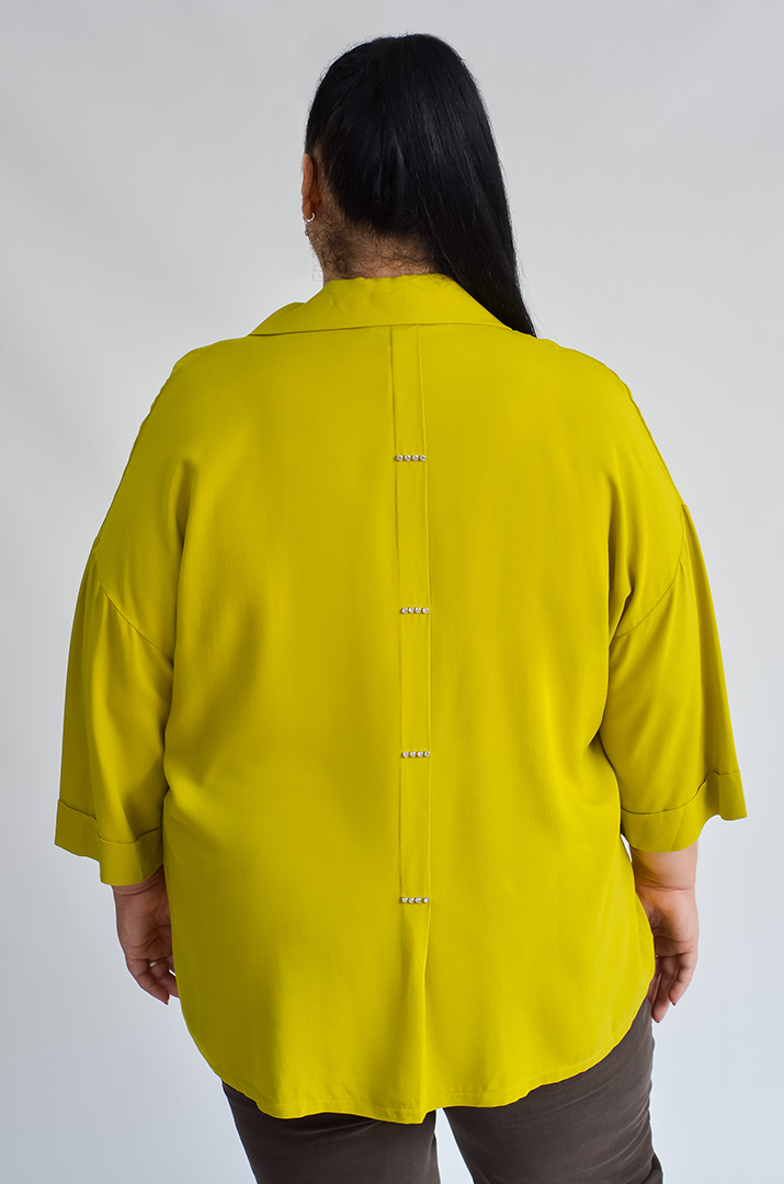 Блуза довга зі штапелю з декоративними елементами великих розмірів