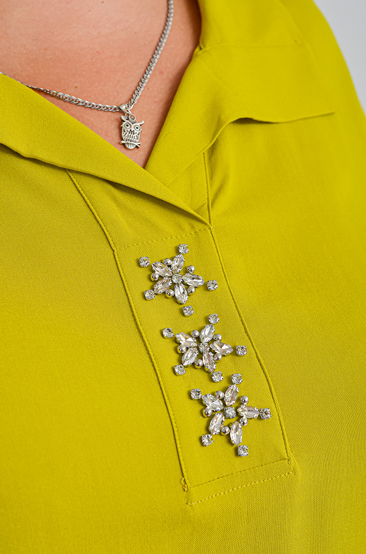 Блуза довга зі штапелю з декоративними елементами великих розмірів