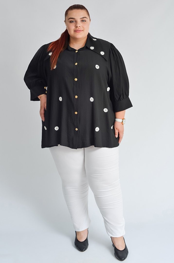 Блуза з об’ємними рукавами і декоративною аплікацією великих розмірів
