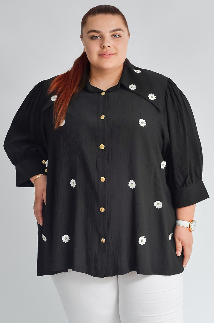 Блуза з об’ємними рукавами і декоративною аплікацією великих розмірів