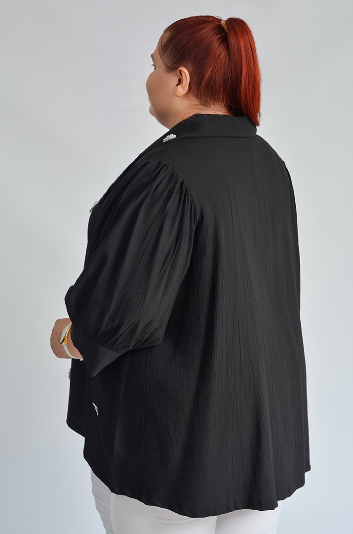 Блуза з об’ємними рукавами і декоративною аплікацією великих розмірів