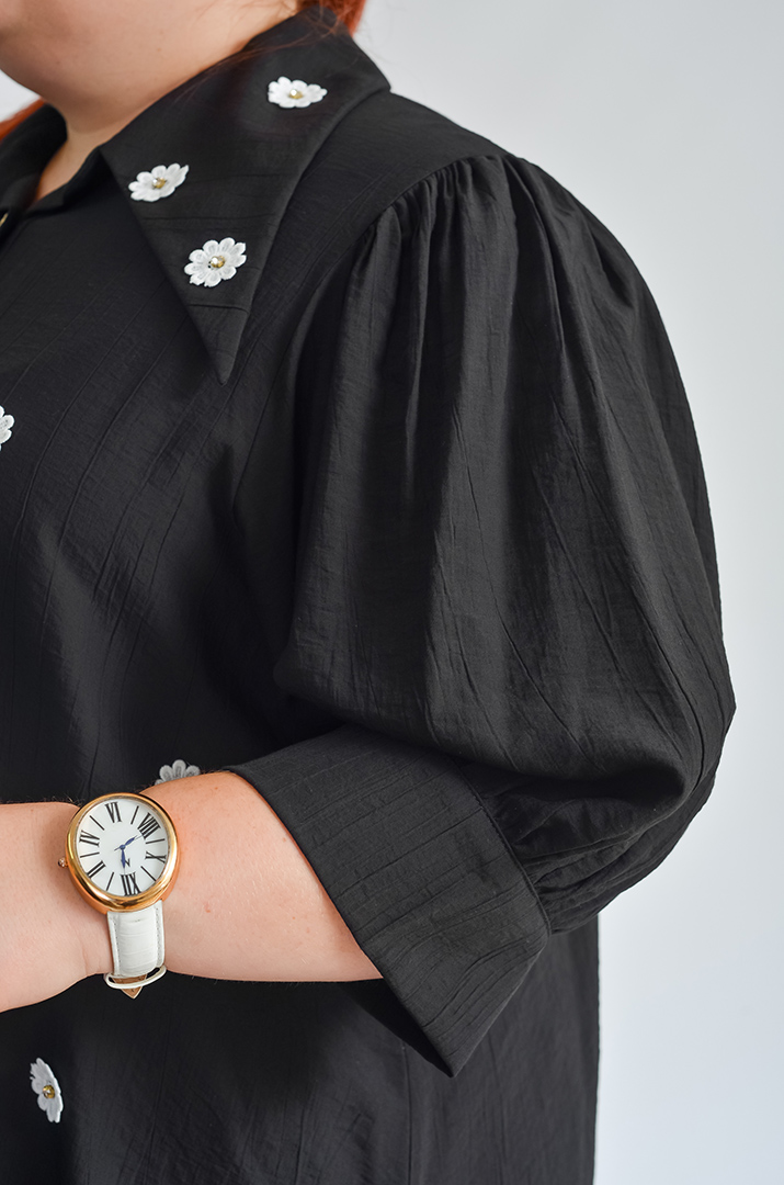 Блуза з об’ємними рукавами і декоративною аплікацією великих розмірів