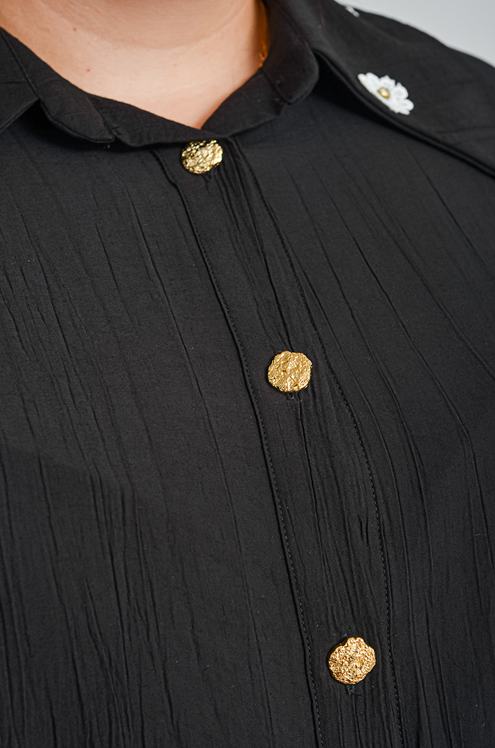 Блуза з об’ємними рукавами і декоративною аплікацією великих розмірів