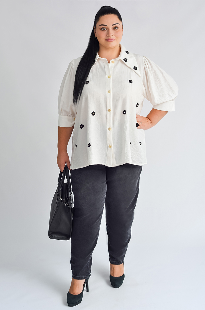 Блуза з об’ємними рукавами і декоративною аплікацією великих розмірів