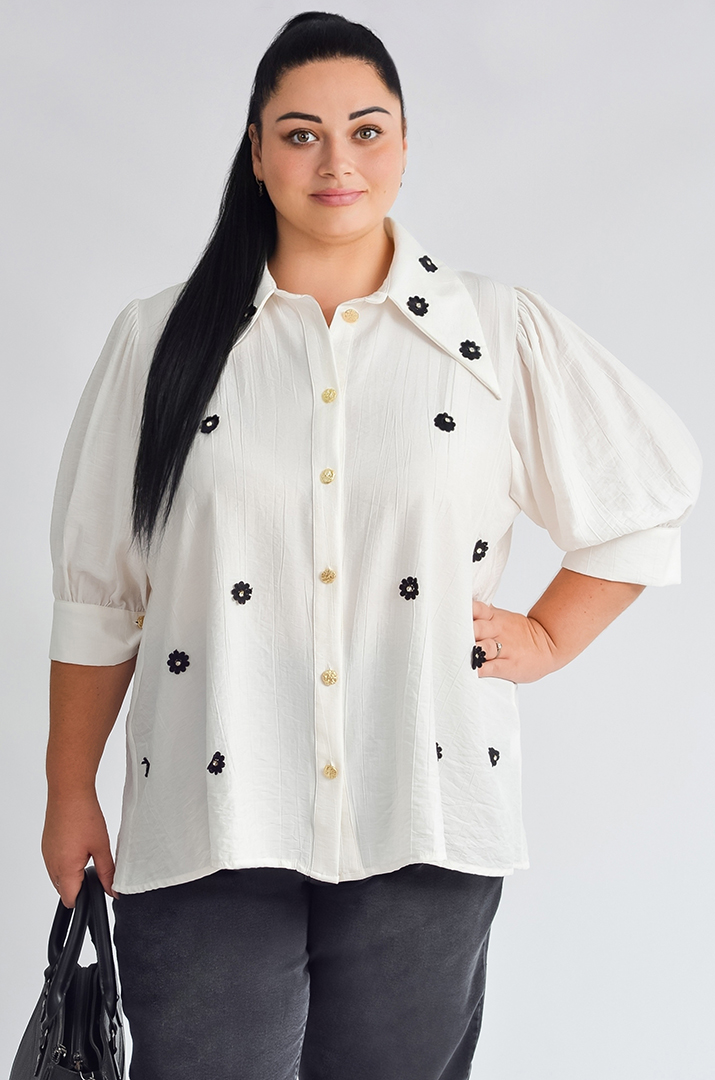 Блуза з об’ємними рукавами і декоративною аплікацією великих розмірів