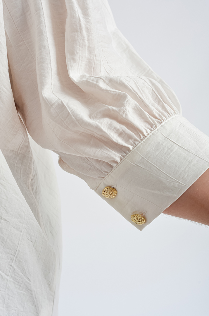 Блуза з об’ємними рукавами і декоративною аплікацією великих розмірів