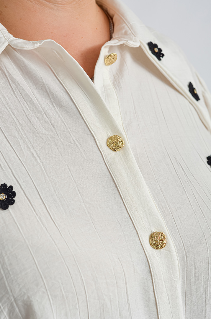 Блуза з об’ємними рукавами і декоративною аплікацією великих розмірів