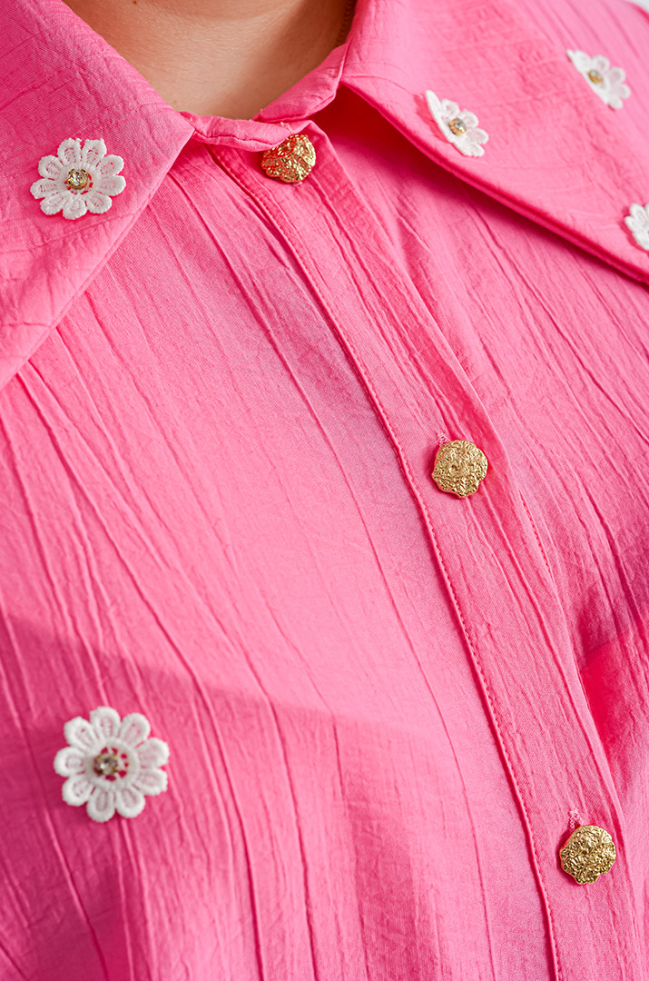 Блуза з об’ємними рукавами і декоративною аплікацією великих розмірів