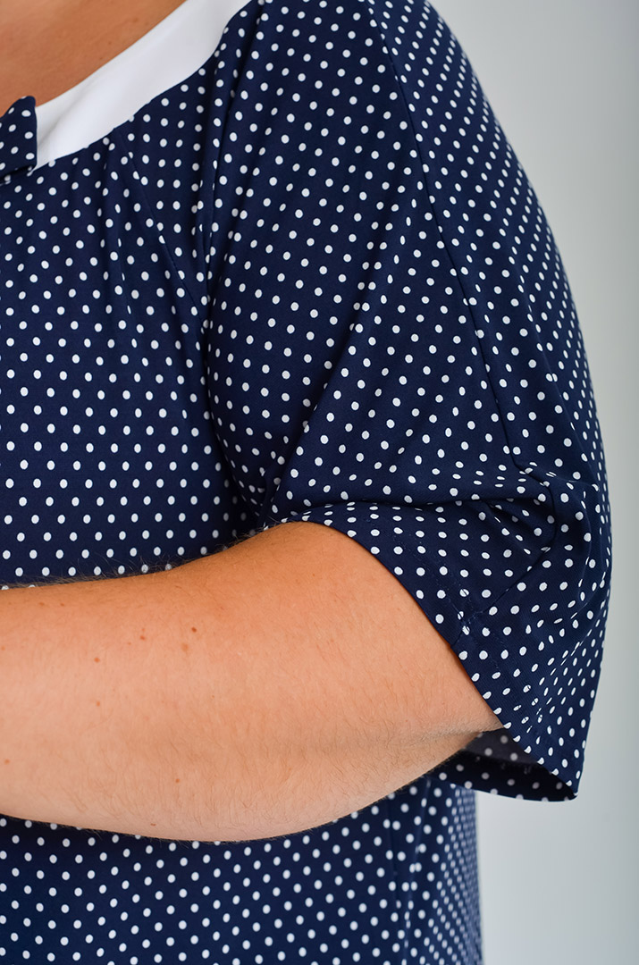 Блуза темно-синього кольору в горох великих розмірів