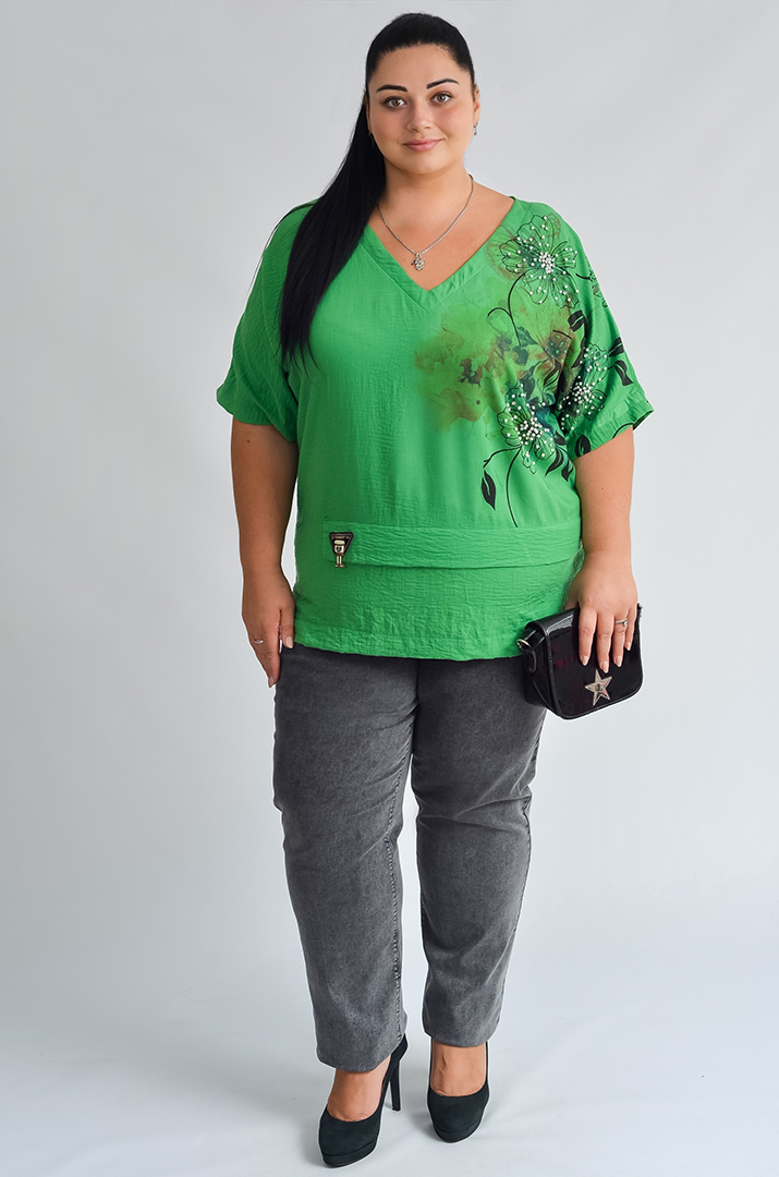 Блуза в зеленому кольорі з квітковим принтом і бусинами великих розмірів