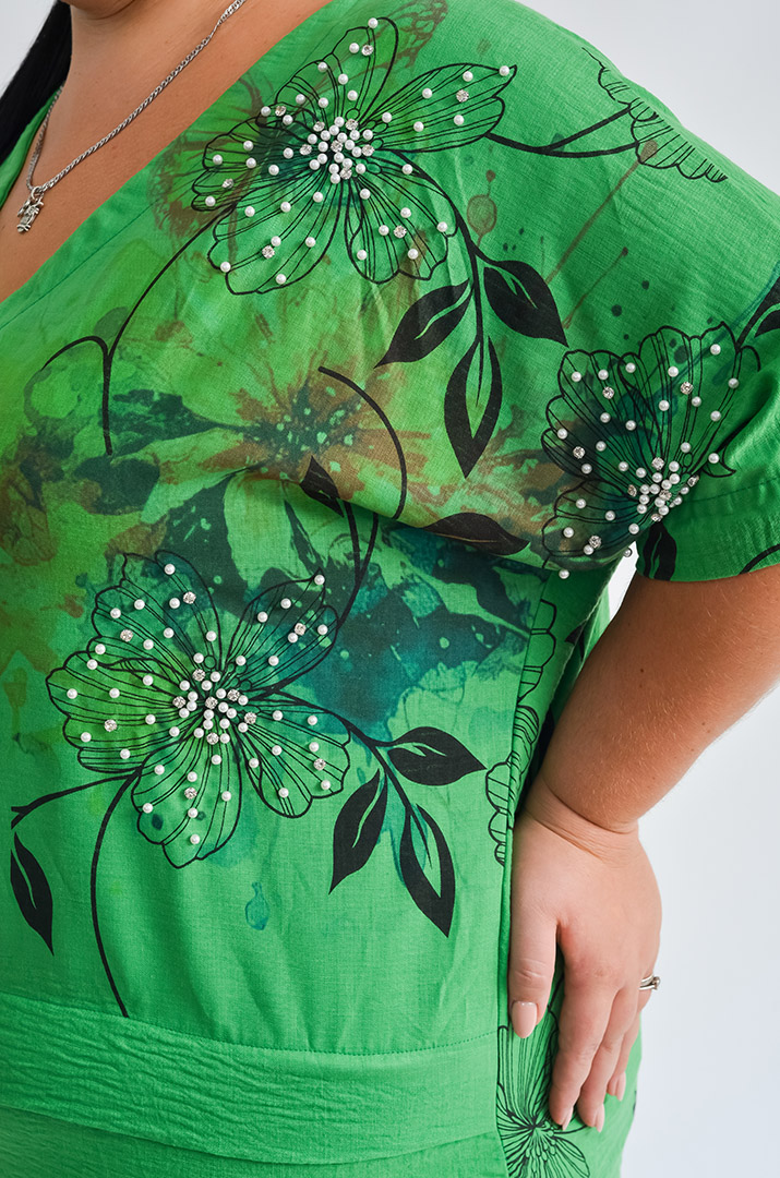 Блуза в зеленому кольорі з квітковим принтом і бусинами великих розмірів