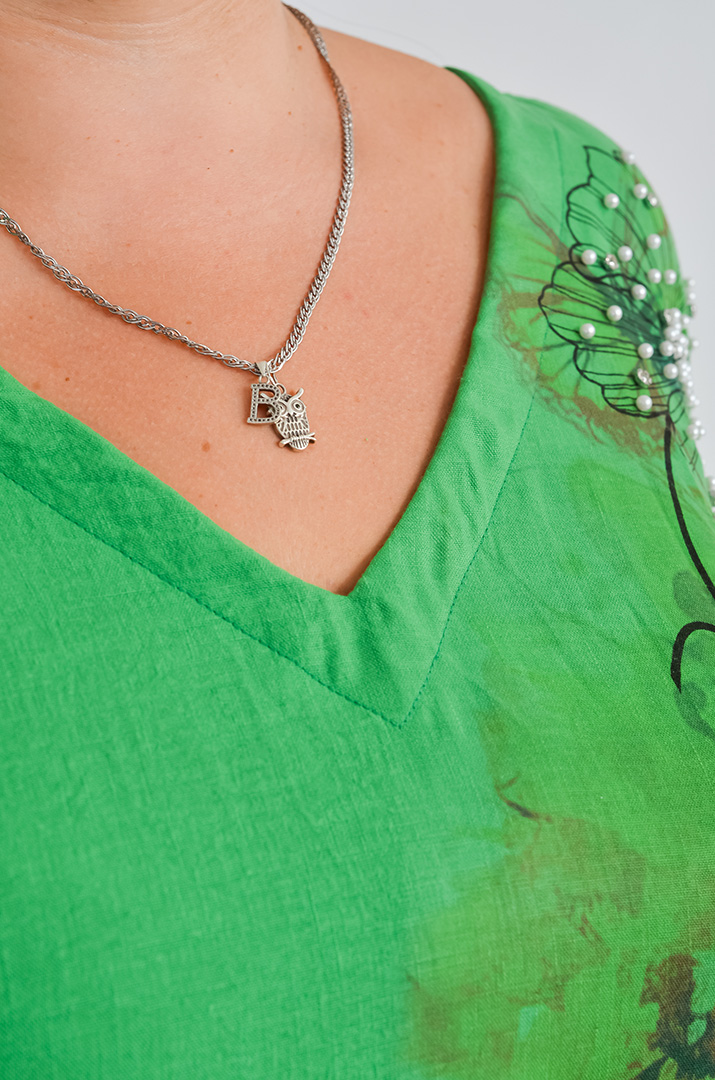 Блуза в зеленому кольорі з квітковим принтом і бусинами великих розмірів