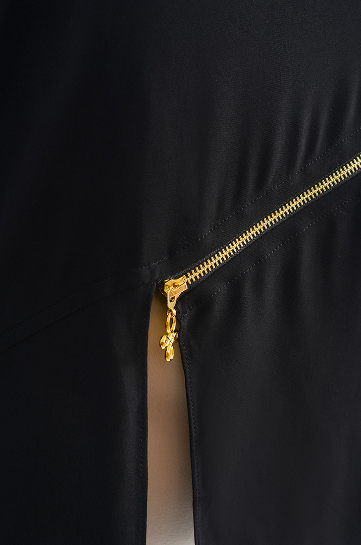 Блуза с сетчатыми вставками и золотистым декором больших размеров