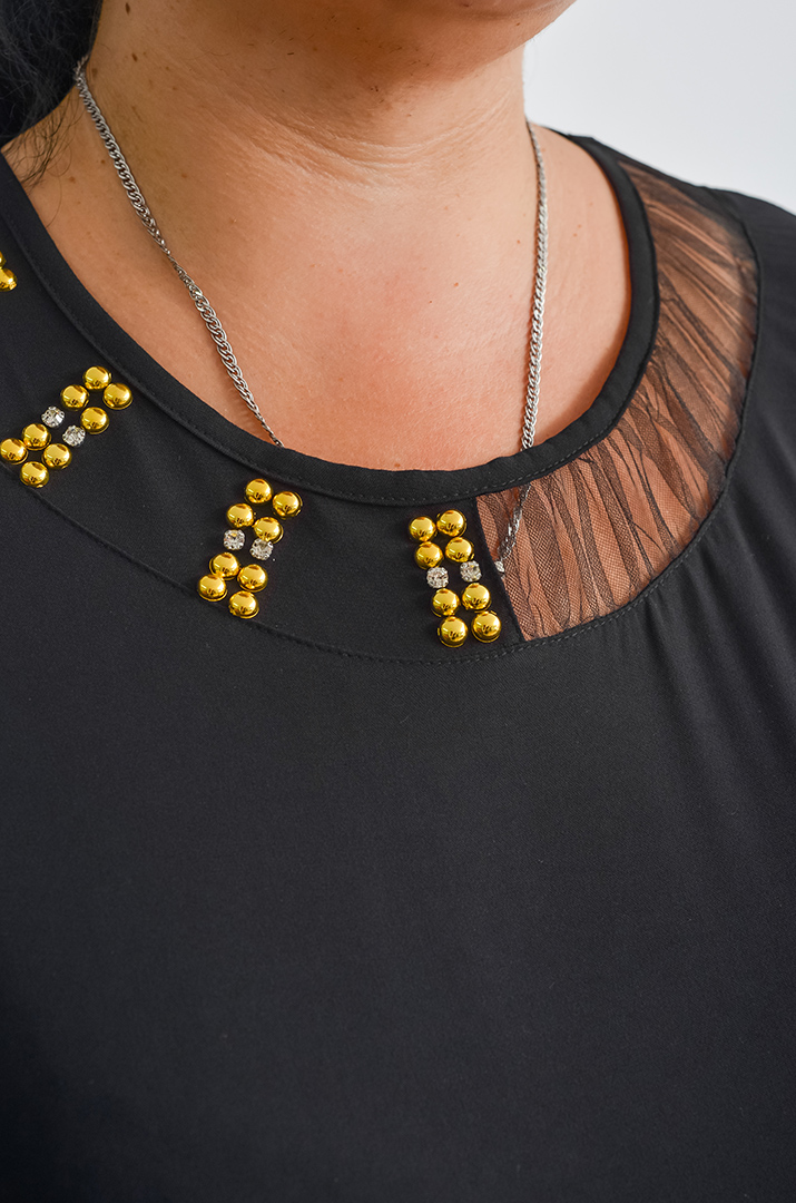 Блуза с сетчатыми вставками и золотистым декором больших размеров