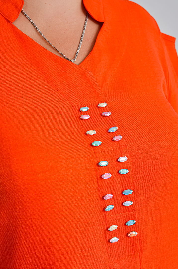 Довга блуза з фактурної тканини з декоративними камінцями великих розмірів