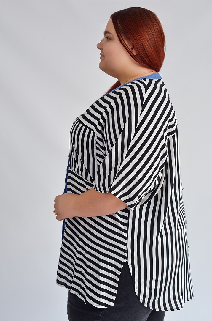 Блуза в чорно-білу смужку з квітковим акцентом великих розмірів